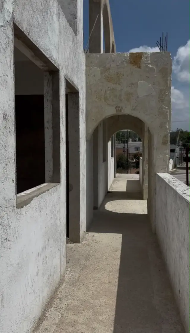 Avance de obra del hotel: pasillo con arco de cantera